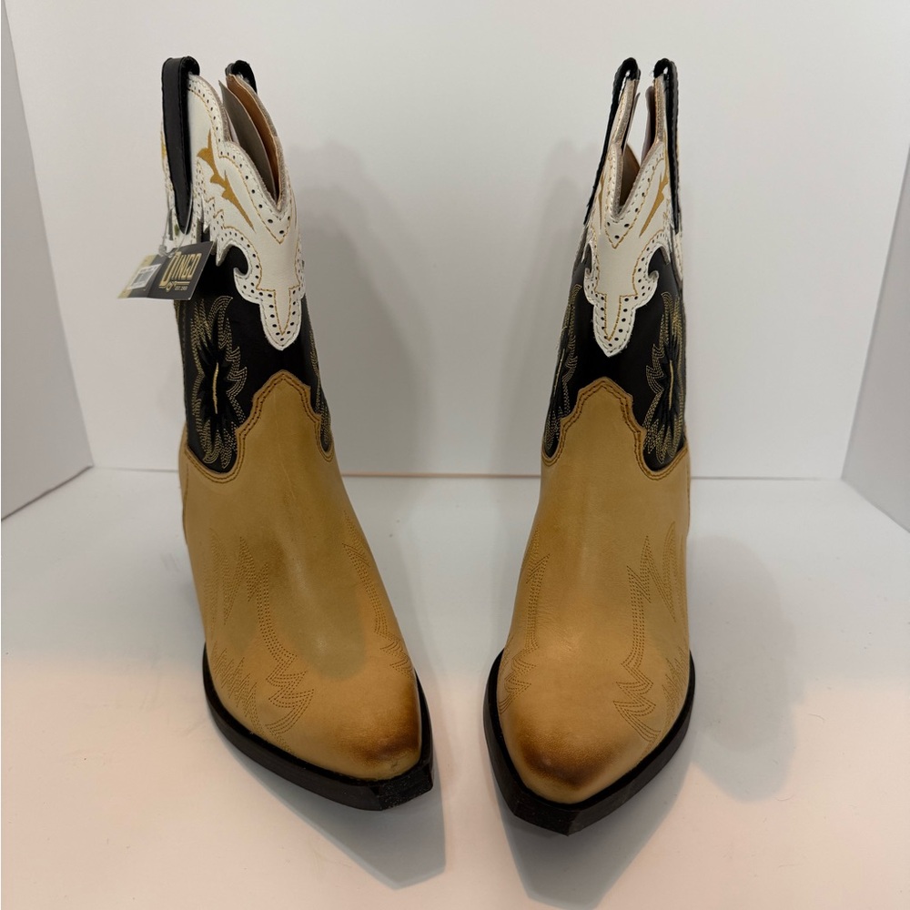 Brand New Dingo Booties